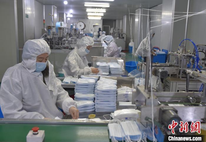  图为江西进贤县一家口罩生产企业正在生产口罩。(资料图) 万朝晖 摄